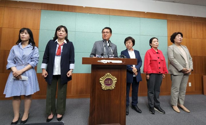 [전주=뉴시스] 김민수 기자= 국민의힘 전북도당 정운천(왼쪽 세번째) 위원장과 조배숙(왼쪽 네번째) 전북지사 후보, 비례 당선자 등이 2일 전북도의회에서 기자회견을 갖고 도민에게 인사하고 있다. 2022.06.02 leo@newsis.com *재판매 및 DB 금지