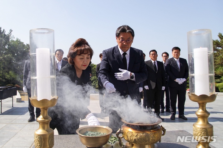 홍태용 김해시장 당선인, 노무현 묘역 참배