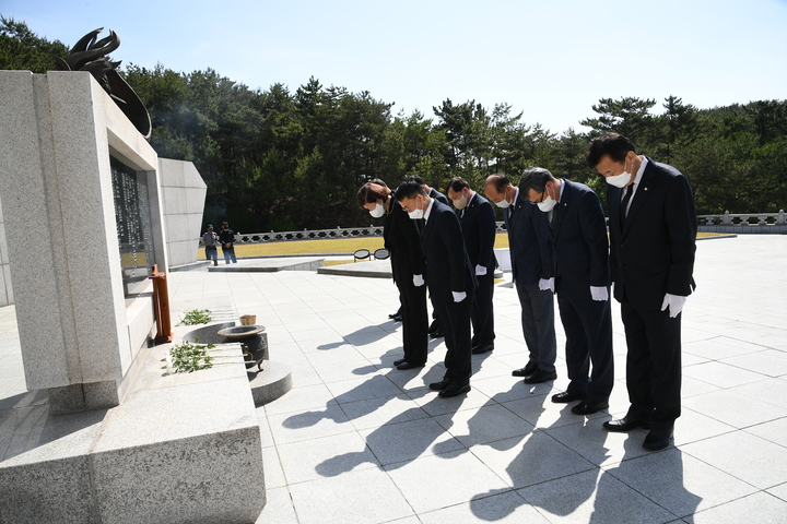 [울산=뉴시스] 구미현 기자= 제8회 전국동시지방선거 울산시교육감 노옥희 당선자가 2일 오전 울산 남구 울산대공원 현충탑에서 참배를 하고 있다. 2022.06.02. (사진=울산시교육청 제공) photo@newsiscom *재판매 및 DB 금지