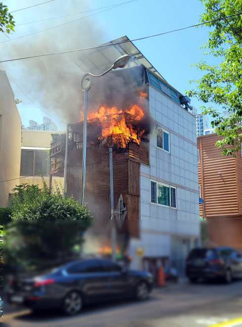 [부산=뉴시스] 부산 사상구 주택 화재. (사진=부산경찰청 제공) *재판매 및 DB 금지