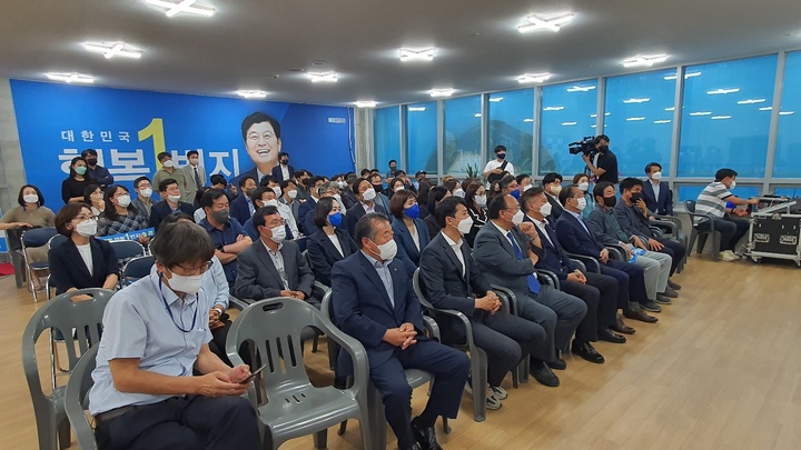 [뉴시스=세종]지난 1일 나성동 이춘희 더불어민주당 세종시장 후보 캠프에 모인 지지자들이 출구 조사결과 지는 것으로 나오자 탄식과 함께 아쉬워하고 있다. 2022.06.01. ssong1007@newsis.com *재판매 및 DB 금지