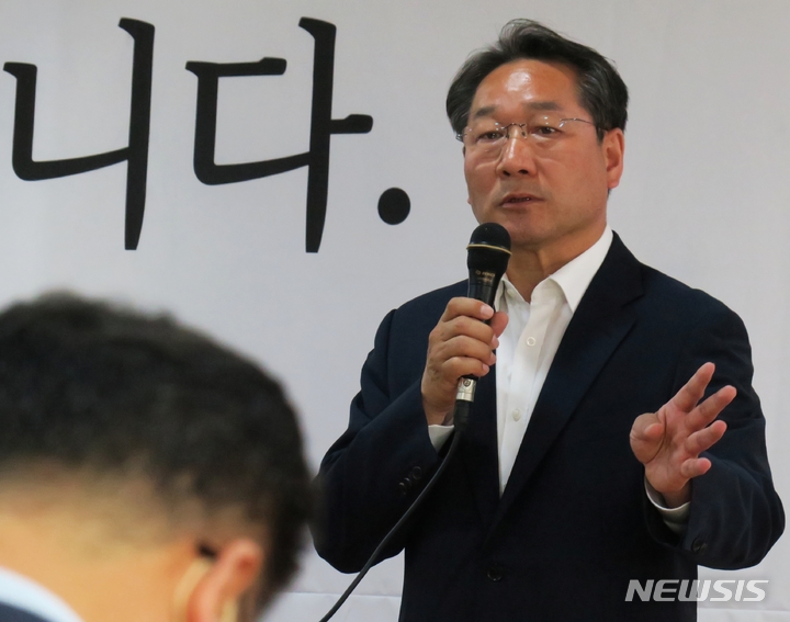 [인천=뉴시스] 김동영 기자 = 제8회 전국동시지방선거에서 인천시장으로 당선된 국민의힘 유정복 당선자가 2일 오후 인천 미추홀구 자신의 선거사무소에서 열린 기자회견에서 기자의 질문에 답변을 하고 있다. 2022.06.02. dy0121@newsis.com 