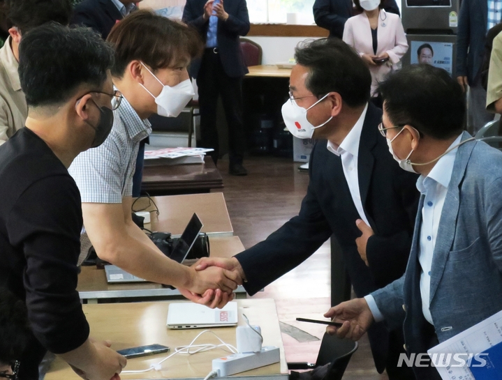 [인천=뉴시스] 김동영 기자 = 제8회 전국동시지방선거에서 인천시장으로 당선된 국민의힘 유정복 당선자가 2일 오후 인천 미추홀구 자신의 선거사무소에서 기자와 인사를 나누고 있다. 2022.06.02. dy0121@newsis.com 