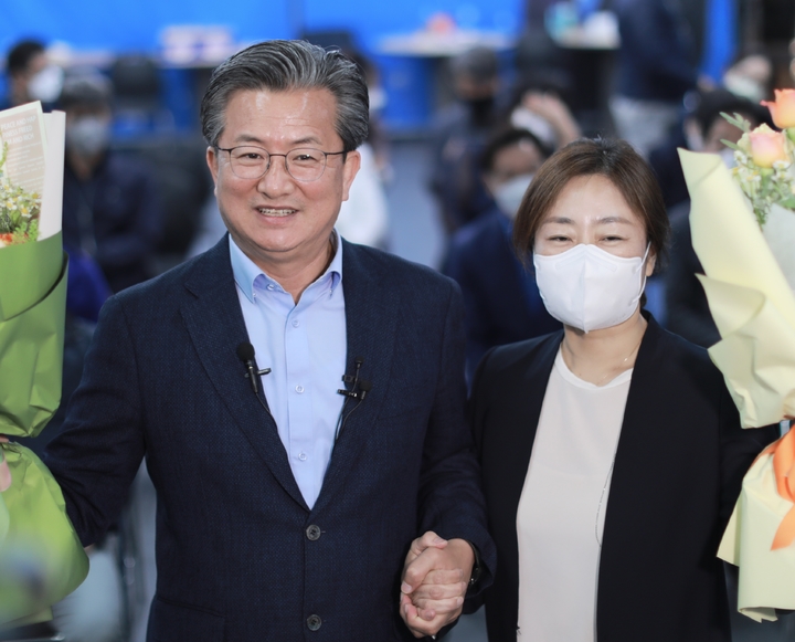 [대전=뉴시스] 조명휘 기자 = 더불어민주당 정용래 대전 유성구청장 당선자가 2일 오전 당선꽃다발을 들고 지지자들에게 인사하고 있다. (사진= 정용래 후보 캠프 제공) 2022.06.02. photo@newsis.com *재판매 및 DB 금지