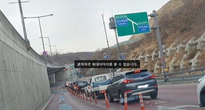 [뉴시스=세종]세종시 ​은하수공원 앞 교차로에서 정안IC 방향으로 좌회전하기 위해 대기하고 있는 차량들. *재판매 및 DB 금지