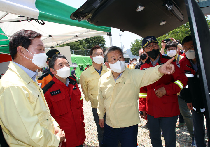 [밀양=뉴시스] 안지율 기자 = 박완수 경남도지사 당선자가 2일 오후 밀양시 부북면의 산불현장지휘본부를 방문한 가운데 박일호 시장이 상황 설명을 하고 있다. (사진=밀양시 제공) 2022.06.02. photo@newsis.com *재판매 및 DB 금지