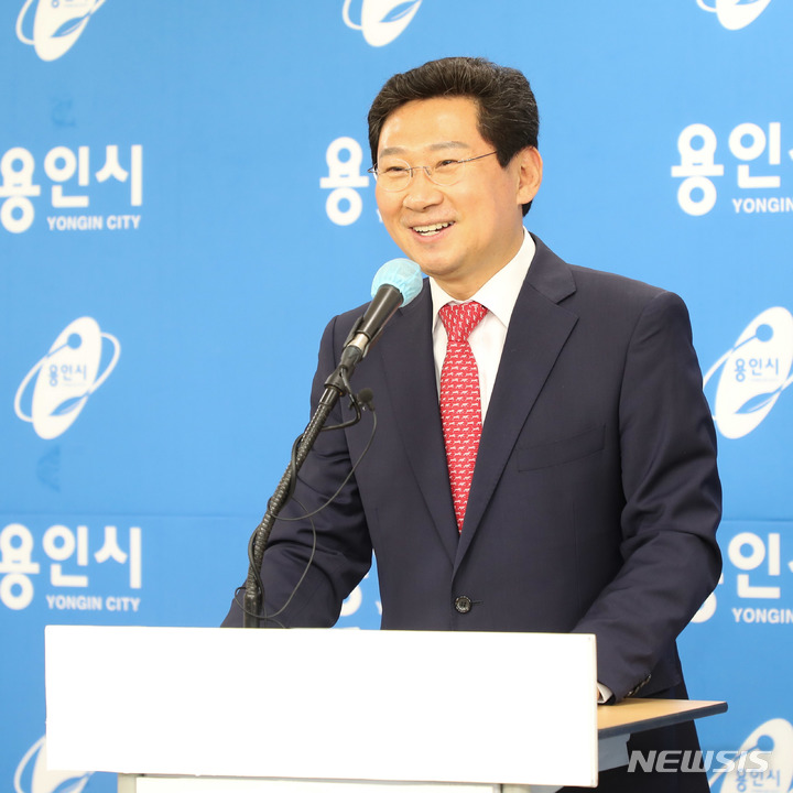[용인=뉴시스]이상일 용인특례시장 당선인이 2일 용인시청 브리핑룸에서 기자회견을 가진 후 향후 시정방향을 설명하고 있다.