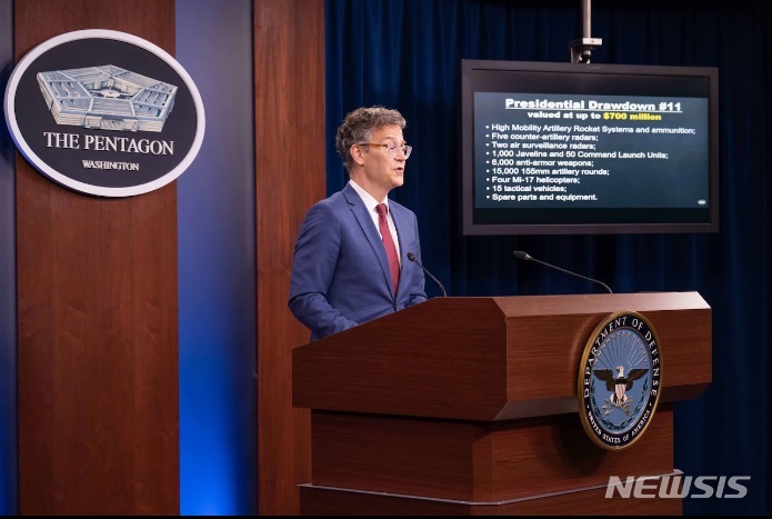 [서울=뉴시스] 콜린 칼 미 국방부 정책차관이 1일(현지시간) 국방부 청사에서 브리핑하고 있다. (사진=국방부 홈페이지 캡처) 2022.06.02