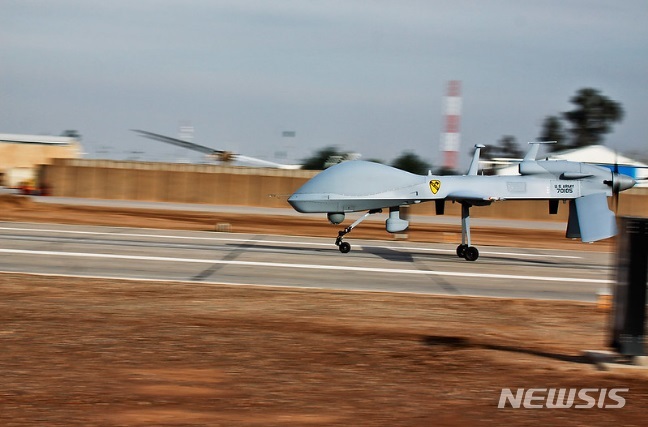[서울=뉴시스] 비행 중인 첨단 공격 드론 'MQ1-C 그레이 이글'. (사진=미 육군 홈페이지 캡처) 2022.06.02