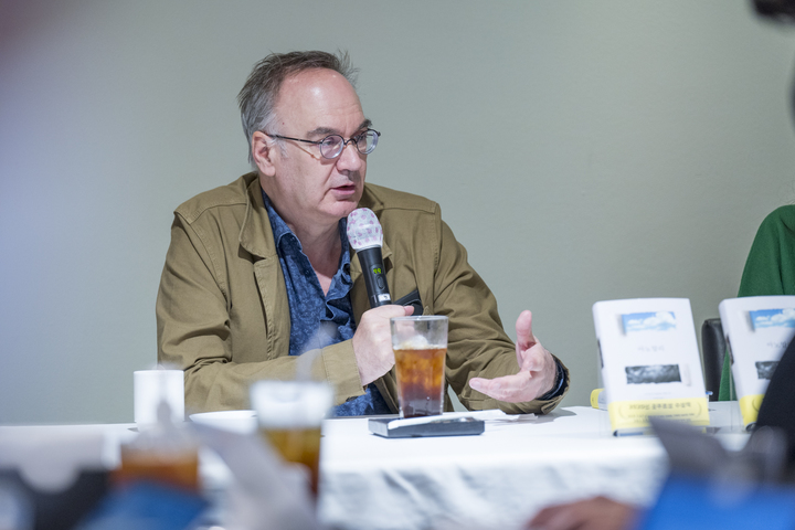 [서울=뉴시스] 2일 기자간담회에 참석한 에르베 르 텔리에 작가 (사진=민음사 제공) 2022.06.02. photo@newsis.com *재판매 및 DB 금지