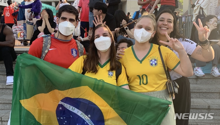 [서울=뉴시스]브라질 축구 팬들. (사진=안경남 기자)