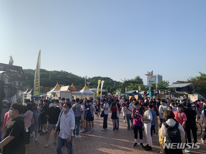 [서울=뉴시스]브라질전을 찾은 축구 팬들. (사진=안경남 기자)