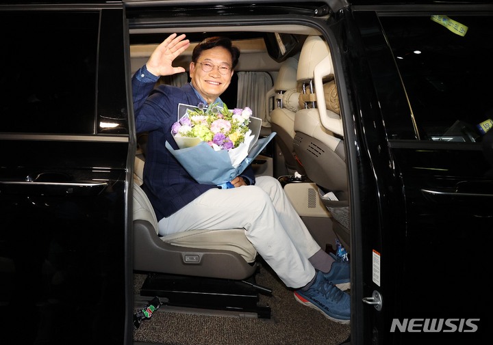 [서울=뉴시스] 김선웅 기자 = 송영길 더불어민주당 서울시장 후보가 1일 오후 서울 중구 선거사무실에 마련된 개표상황실에서 패배를 인정하는 입장을 밝힌 뒤 캠프관계자들에게 인사를 하며 떠나고 있다. (공동취재사진) 2022.06.02. photo@newsis.com