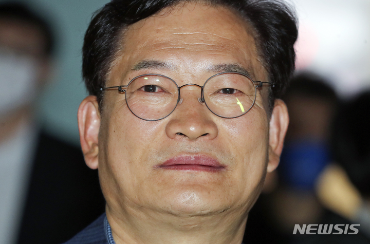 [서울=뉴시스] 최진석 기자 = 송영길 더불어민주당 서울시장 후보가 1일 오후 서울 중구 선거캠프 사무실에서 패배를 인정하는 입장을 밝힌 뒤 밖으로 나와 눈시울을 붉히고 있다. 송 후보는 "선거 기간을 통해 내가 생각하는 서울에 대한 비전을 알리는데 최선을 다했지만 시민의 마음을 얻기에 부족했던 것 같다"고 밝혔다. 2022.06.02. myjs@newsis.com