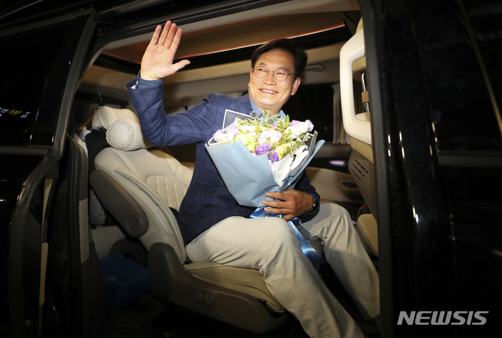[서울=뉴시스] 최진석 기자 = 송영길 더불어민주당 서울시장 후보가 1일 오후 서울 중구 선거캠프 사무실에서 패배를 인정하는 입장을 밝힌 뒤 나와 차량에 탑승해 캠프 관계자들에게 인사를 하고 있다. 2022.06.02. myjs@newsis.com