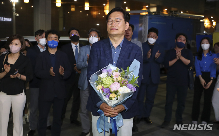 [서울=뉴시스] 최진석 기자 = 송영길 더불어민주당 서울시장 후보가 1일 오후 서울 중구 선거캠프 사무실에서 패배를 인정하는 입장을 밝힌 뒤 밖으로 나와 생각에 잠겨 있다. 송 후보는 "선거 기간을 통해 내가 생각하는 서울에 대한 비전을 알리는데 최선을 다했지만 시민의 마음을 얻기에 부족했던 것 같다"고 밝혔다. 2022.06.02. myjs@newsis.com