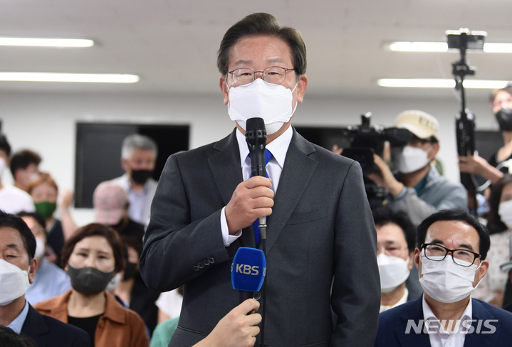 [인천=뉴시스] 이영환 기자 = 제8회 전국동시지방선거와 함께 치러진 국회의원 보궐선거에서 당선이 확실시 된 이재명 더불어민주당 인천 계양을 후보가 2일 0시께 인천 계양구 자신의 선거 캠프에 도착해 소감을 전하고 있다. (공동취재사진) 2022.06.02. photo@newsis.com