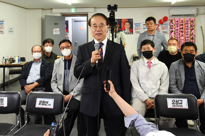 [인천=뉴시스] 이영환 기자 = 윤형선 국민의힘 인천 계양을 국회의원 보궐선거 후보가 2일 오전 인천 계양구 선거캠프에서 패배를 인정하는 입장을 밝히고 있다. (공동취재사진) 2022.06.02. photo@newsis.com