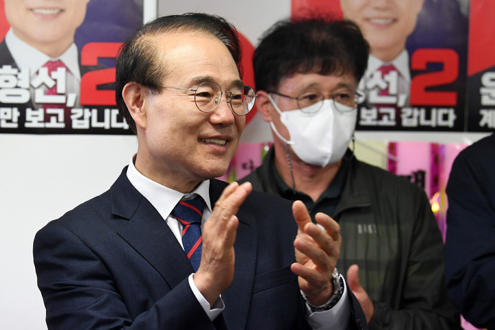 [인천=뉴시스] 이영환 기자 = 윤형선 국민의힘 인천 계양을 국회의원 보궐선거 후보가 2일 오전 인천 계양구 선거캠프에서 패배를 인정하는 입장을 밝힌 후 박수를 치고 있다. (공동취재사진) 2022.06.02. photo@newsis.com