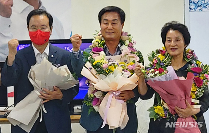 [사천=뉴시스] 차용현 기자 = 1일 오후 국민의힘 박동식 사천시장(가운데) 후보가 경남 사천시 소재 자신의 선거사무소에서 제8회 전국동시지방선거 당선이 확실시되자 꽃다발을 들고 지지자들과 환호하고 있다. 2022.06.02. con@newsis.com