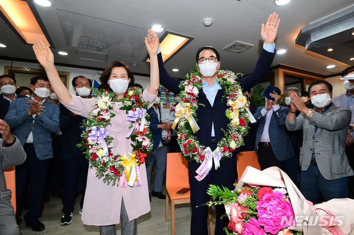 [남해=뉴시스] 차용현 기자 = 1일 오후 더불어민주당 장충남 남해군수 후보가 경남 남해군 남해읍 소재 자신의 선거사무소에서 제8회 전국동시지방선거 당선이 확실시되자 꽃다발을 들고 지지자들과 환호하고 있다. 2022.06.02. con@newsis.com