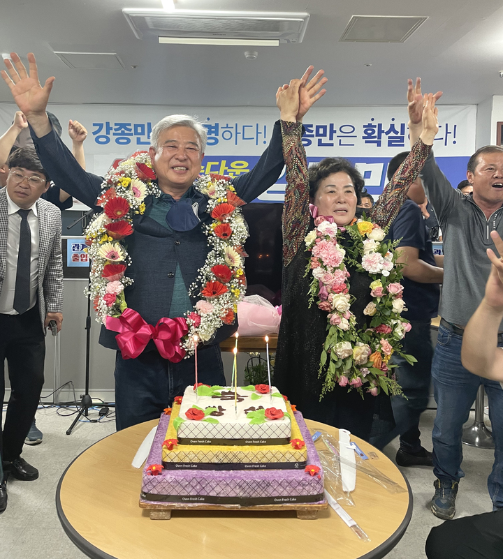 [영광=뉴시스] 무소속 강종만 전남 영광군수 후보(왼쪽)가 1일 개표 결과 당선이 확실시 되자 선거사무실에서 부인과 함께 환호하고 있다. (사진=강종만 선거사무소 제공) 2022.06.01 photo@newsis.com *재판매 및 DB 금지