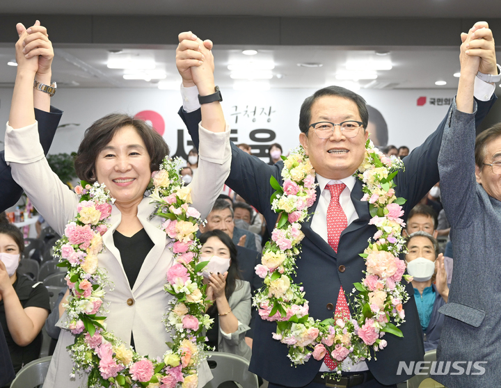 [울산=뉴시스] 배병수 기자 = 제8회 전국동시지방선거에 출마한 국민의힘 서동욱 울산 남구청장 후보가 2일 당선이 확실시되자 부인 조순애 여사, 지지자들과 손을 맞잡고 환호하고 있다. 2022.06.02. bbs@newsis.com