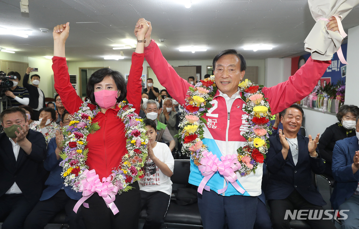 [울산=뉴시스] 배병수 기자 = 제8회 전국동시지방선거에서 국민의힘 박천동 북구청장 후보가 자신의 선거사무소에서 당선이 확실시되자 부인 이지연씨와 손을 맞잡고 환호하고 있다. 2022.06.02. bbs@newsis.com
