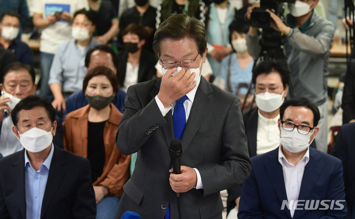 [인천=뉴시스] 이영환 기자 = 제8회 전국동시지방선거와 함께 치러진 국회의원 보궐선거에서 당선이 확실시 된 이재명 더불어민주당 인천 계양을 후보가 2일 0시께 인천 계양구 자신의 선거 캠프에 도착해 당선 소감을 전하기 전 마스크를 고쳐쓰고 있다. (공동취재사진) 2022.06.02. photo@newsis.com