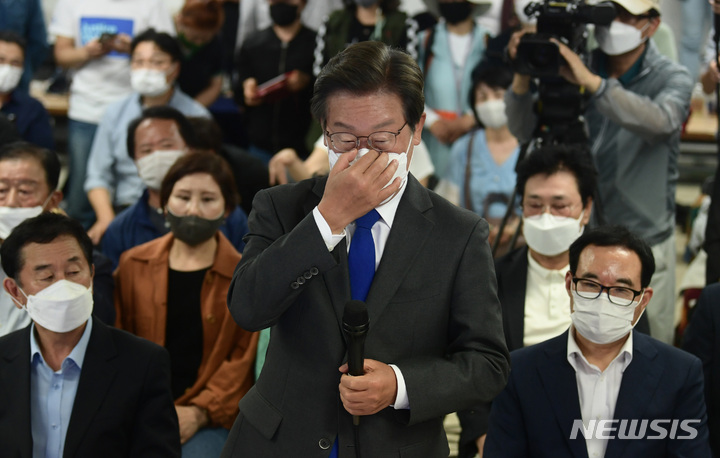 [인천=뉴시스] 이영환 기자 = 인천 계양을 국회의원 보궐선거에서 당선이 확실시 된 이재명 더불어민주당 후보가 2일 새벽 인천 계양구 경명대로 캠프사무실을 찾아 당선 인사에 앞서 마스크를 고쳐쓰고 있다. (공동취재사진) 2022.06.02. photo@newsis.com