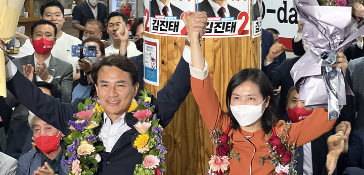 [원주=뉴시스] 김경목 기자 = 2일 오전 김진태 국민의힘 강원도지사 당선인이 강원 원주시 선거사무소에서 당선의 기쁨을 부인과 함께 만끽하고 있다. 2022.06.02. photo@newsis.com *재판매 및 DB 금지