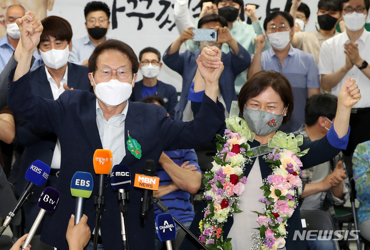 [서울=뉴시스] 조성우 기자 = 조희연 서울시교육감 후보가 2일 오전 서울 서대문구 선거사무소에서 당선이 확실시 되자 부인 김의숙 씨와 손을 들어 보이며 기뻐하고 있다. 2022.06.02. xconfind@newsis.com