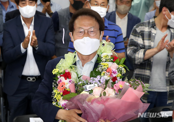 [서울=뉴시스] 조성우 기자 = 조희연 서울시교육감 후보가 2일 오전 서울 서대문구 선거사무소에서 당선이 확실시 되자 축하 꽃다발을 받고 기뻐하고 있다. 2022.06.02. xconfind@newsis.com