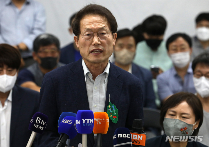 [서울=뉴시스] 조성우 기자 = 조희연 서울시교육감 후보가 2일 오전 서울 서대문구 선거사무소에서 당선이 확실시 되자 소감을 말하고 있다. 2022.06.02. xconfind@newsis.com