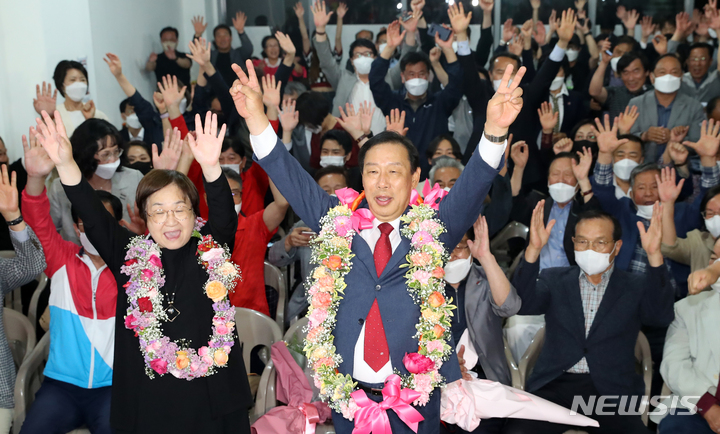 [세종=뉴시스] 강종민 기자 = 제8회 전국동시지방선거 세종시장 선거에 출마한 최민호 국민의힘 후보가 2일 새벽 선거사무소에서 당선이 확실해지자 지지자들과 함께 만세하고 있다. 2022.06.02. ppkjm@newsis.com