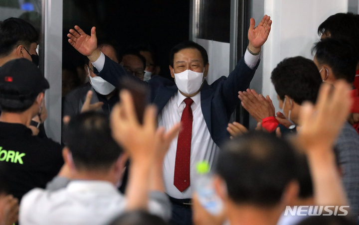 [세종=뉴시스] 강종민 기자 = 제8회 전국동시지방선거 세종시장 선거에 출마한 최민호 국민의힘 후보가 2일 새벽 선거사무소에서 당선이 확실해지자 지지자들과 함께 환호하고 있다. 2022.06.02. ppkjm@newsis.com