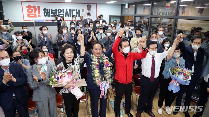 [부산=뉴시스] 하경민 기자 = 하윤수 부산교육감 후보가 2일 오전 부산 부산진구 선거캠프에서 당선이 확실해지자 꽃목걸이를 걸고 인사하고 있다. 2022.06.02. yulnetphoto@newsis.com