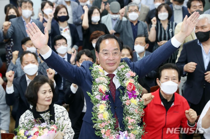 [부산=뉴시스] 하경민 기자 = 하윤수 부산교육감 후보가 2일 오전 부산 부산진구 선거캠프에서 당선이 확실해지자 꽃목걸이를 걸고 지지자들에게 인사하고 있다. 2022.06.02. yulnetphoto@newsis.com