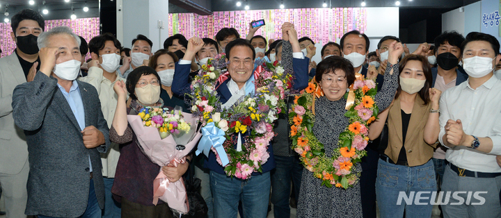 [전주=뉴시스] 김얼 기자 = 서거석 전북도교육감 후보가 2일 전북 전주시 덕진구 금암동에 위치한 자신의 선거사무소에서 제8회 전국동시지방선거 전북교육감 당선이 확실시되자 지지자들의 응원을 받고 있다. 2022.06.02. pmkeul@newsis.com
