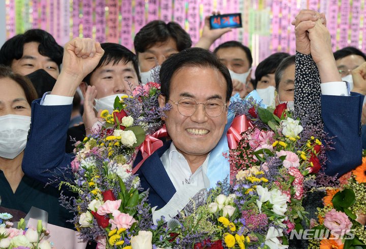 [전주=뉴시스] 김얼 기자 = 서거석 전북도교육감 후보가 2일 전북 전주시 덕진구 금암동에 위치한 자신의 선거사무소에서 제8회 전국동시지방선거 전북교육감 당선이 확실시되자 지지자들의 응원을 받고 있다. 2022.06.02. pmkeul@newsis.com