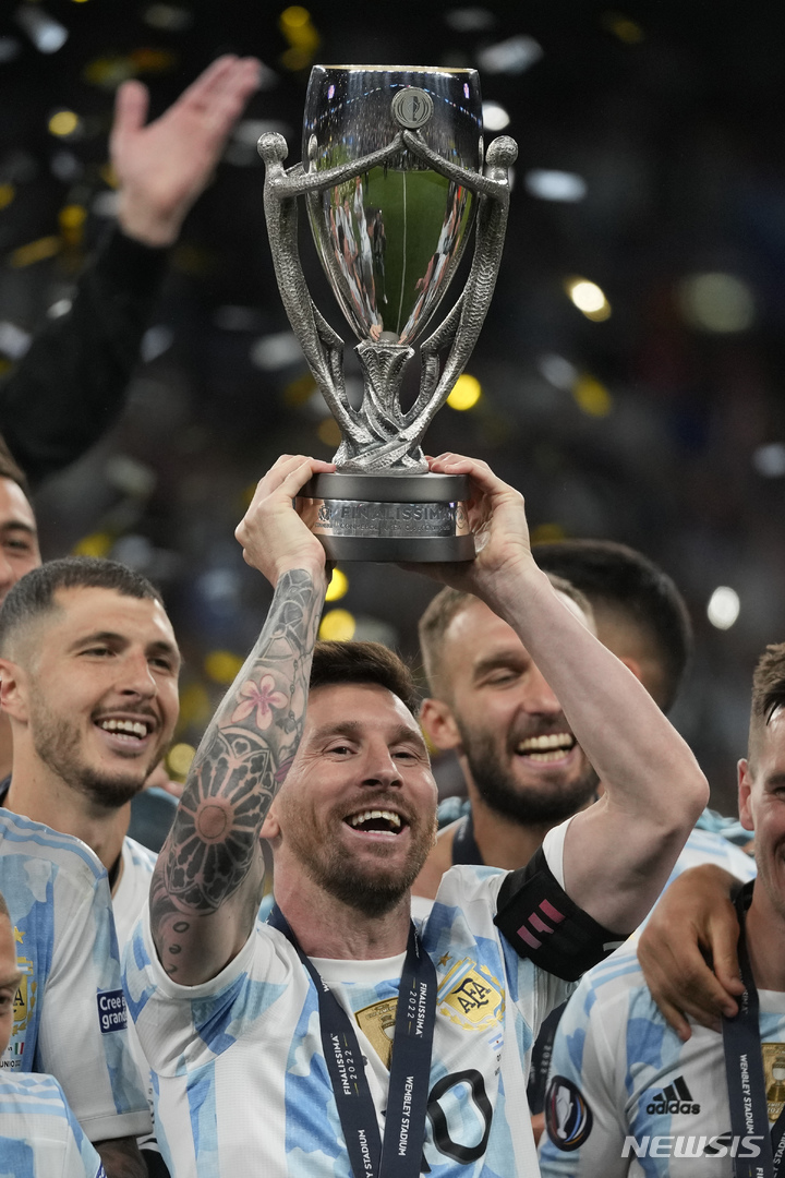 [런던=AP/뉴시스] 아르헨티나의 리오넬 메시가 1일(현지시간) 영국 런던의 웸블리 스타디움에서 열린 2022 피날리시마에서 이탈리아를 꺾고 동료들과 함께 트로피를 들고 있다. 29년 만에 재개된 2022 피날리시마는 유로 2020 챔피언 이탈리아와 2021 코파아메리카 챔피언인 아르헨티나가 맞붙은 단판 경기로 아르헨티나가 3-0으로 완승했다. 2022.06.02.