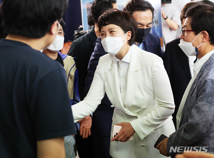 [수원=뉴시스] 경기사진공동취재단 = 김은혜 국민의힘 경기도지사 후보가 2일 오전 경기도 수원시 장안구 선거사무소에서 패배를 인정한 후 상황실을 나가고 있다. 2022.06.02. photo@newsis.com