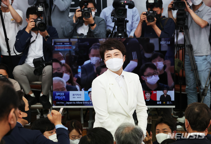 [수원=뉴시스] 경기사진공동취재단 = 김은혜 국민의힘 경기도지사 후보가 2일 오전 경기도 수원시 장안구 선거사무소에서 패배를 인정한 후 지지자들에게 인사하고 있다. 2022.06.02. photo@newsis.com