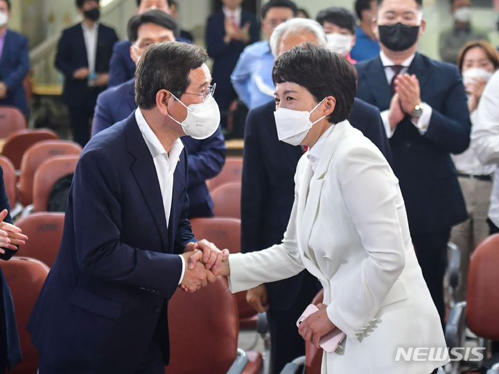 [수원=뉴시스] 경기사진공동취재단 = 김은혜 국민의힘 경기도지사 후보가 2일 오전 경기도 수원시 장안구 선거사무소에서 패배를 인정한 후 김학용 총괄선대위원장과 울먹이며 악수하고 있다. 2022.06.02. photo@newsis.com