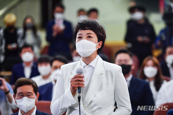 [수원=뉴시스] 경기사진공동취재단 = 김은혜 국민의힘 경기도지사 후보가 2일 오전 경기도 수원시 장안구 선거사무소에서 패배를 인정한 후 취재진의 질문에 답변하고 있다. 2022.06.02. photo@newsis.com