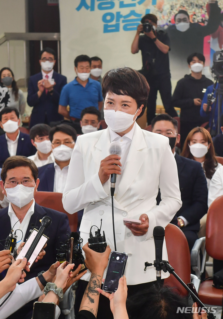 [수원=뉴시스] 경기사진공동취재단 = 김은혜 국민의힘 경기도지사 후보가 2일 오전 경기도 수원시 장안구 선거사무소에서 패배를 인정한 후 취재진의 질문에 답변하고 있다. 2022.06.02. photo@newsis.com