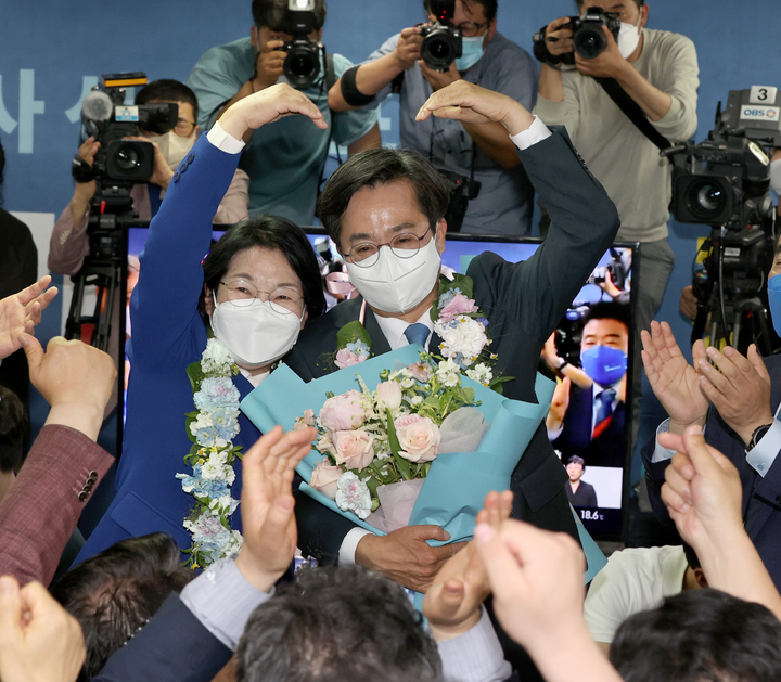 [수원=뉴시스] 경기사진공동취재단 = 김동연 더불어민주당 경기도지사 당선인이 2일 오전 경기도 수원시 팔달구 선거사무소에서 꽃다발을 들고 환호하고 있다. 2022.06.02. photo@newsis.com