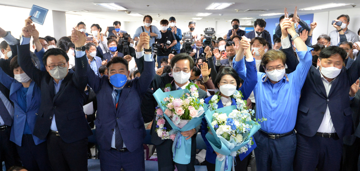 [수원=뉴시스] 경기사진공동취재단 = 김동연 더불어민주당 경기도지사 당선인이 2일 오전 경기도 수원시 팔달구 선거사무소에서 당선이 확실시되자 꽃다발을 들고 환호하고 있다. 2022.06.02. photo@newsis.com