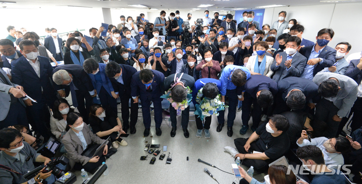 [수원=뉴시스] 경기사진공동취재단 = 김동연 더불어민주당 경기도지사 당선인이 2일 오전 경기도 수원시 팔달구 선거사무소에서 관계자들과 머리 숙여 인사하고 있다. 2022.06.02. photo@newsis.com