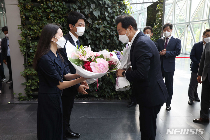 [서울=뉴시스] 김진아 기자 = '4선 서울시장'에 오른 오세훈 시장이 2일 오전 서울시청으로 출근을 하며 직원들에게 꽃다발을 받고 있다. 2022.06.02. blueosda@newsis.com